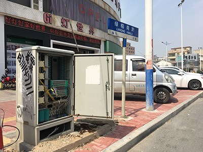 配電箱門敞開存安全隱患.jpg 配電箱門敞開存安全隱患.jpg